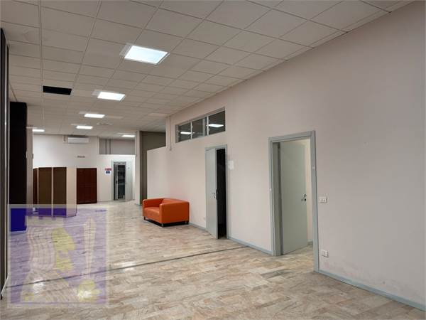 VENDESI LOCALE COMMERCIALE/DIREZIONALE A BRESCIA 2